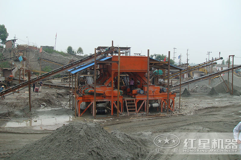 對輥破碎機加工煤矸石生產(chǎn)現(xiàn)場 對輥破碎機加工煤矸石生產(chǎn)現(xiàn)場