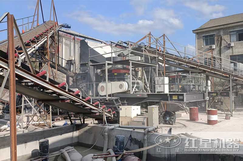 移動(dòng)式圓錐碎石機(jī)加工現(xiàn)場(chǎng) 移動(dòng)式圓錐碎石機(jī)加工現(xiàn)場(chǎng)