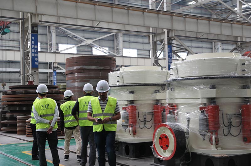 客戶來廠考察鐵礦石破碎機設(shè)備 客戶來廠考察鐵礦石破碎機設(shè)備