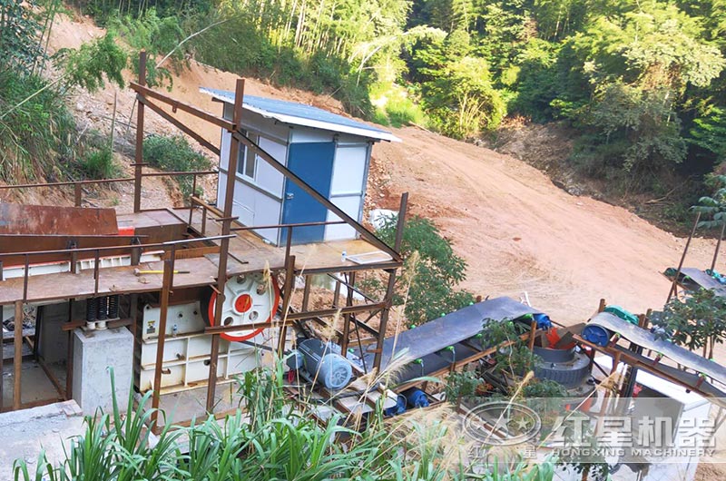 鄂式破碎機現(xiàn)場 鄂式破碎機現(xiàn)場