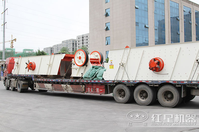 紅星顎式破碎機裝車發(fā)貨現場