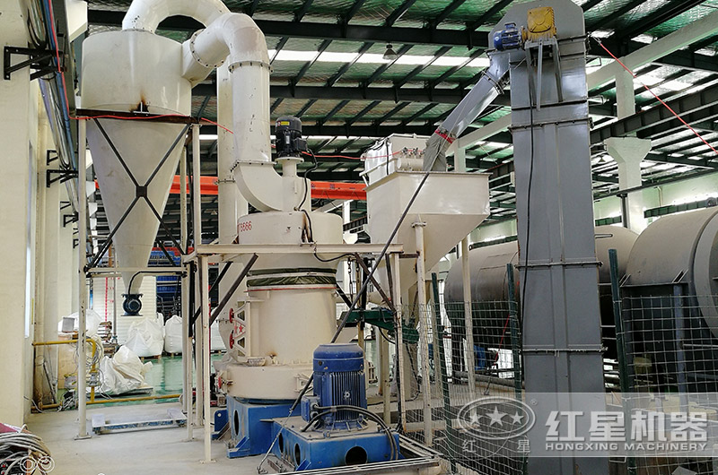 超細(xì)立式磨粉機(jī)環(huán)?，F(xiàn)場