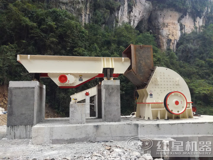 應(yīng)用在制砂生產(chǎn)線中的重錘式破碎機(jī)，破碎力大