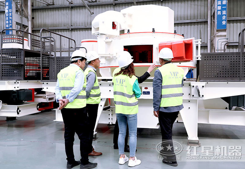 客戶來車間參觀，專業(yè)經(jīng)理接待講解