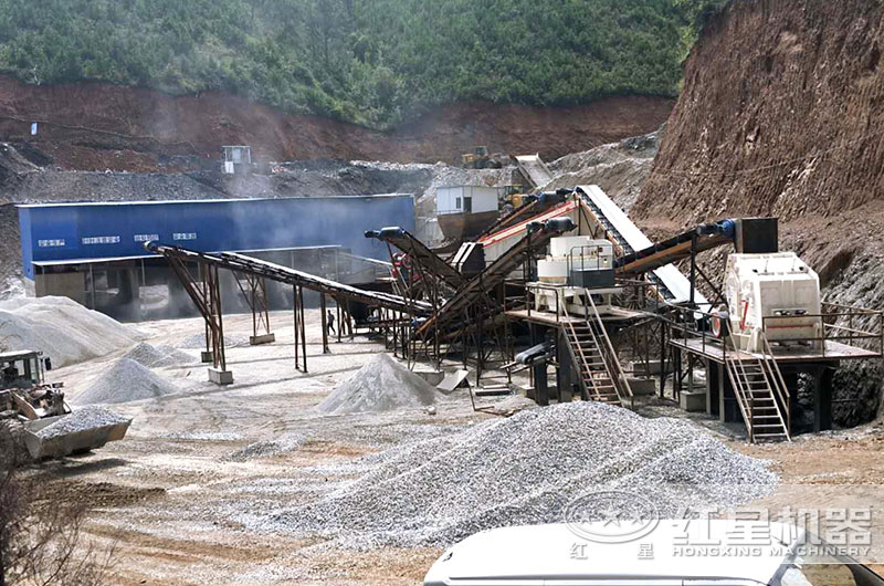 制砂設(shè)備生產(chǎn)現(xiàn)場(chǎng)，反擊破搭配制砂機(jī)，破碎軟料